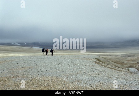 Les randonneurs en vallée de 10 000 fume des cendres volcaniques Alaska Katmai national park Banque D'Images