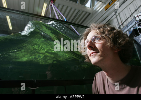 Gregory Payne, étudiante au doctorat d'effectuer la conversion d'énergie des vagues la recherche à l'Institut des systèmes énergétiques à l'Université d'Édimbourg Banque D'Images