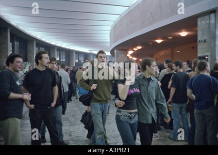 Les jeunes avant un concert de rock à Poznan, Pologne Banque D'Images