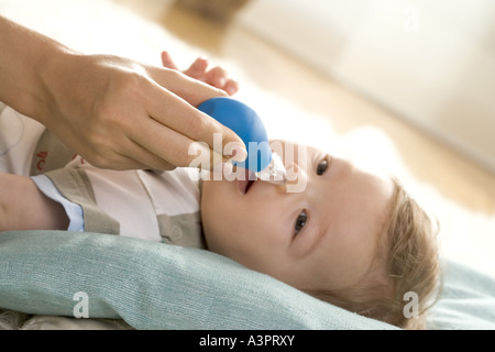 Après avoir nettoyé le nez de bébé Banque D'Images