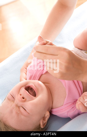 Bébé qui pleure pendant la vinaigrette Banque D'Images