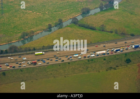 Le trafic lourd sur la section sud de la M25 Photographie aérienne de Capital Radio s Flying Eye avion de repérage de la circulation Banque D'Images