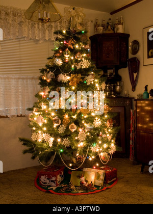 Accueil de fête arbre de Noël décoré avec des boules colorées, lumières, décorations et d'un simple sentiment de vacances Banque D'Images