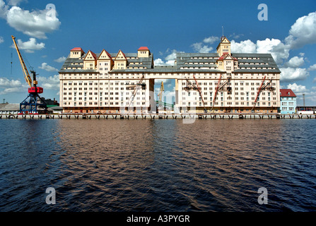 Un ancien entrepôt dans le port de commerce de Kaliningrad, Russie Banque D'Images