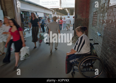 Femme sur un fauteuil roulant la mendicité dans le marché central à Kaliningrad, Russie Banque D'Images