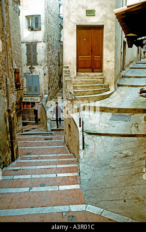 Grasse France, scène de rue piétonne, dans la vieille ville escalier Boy Walking allée Banque D'Images