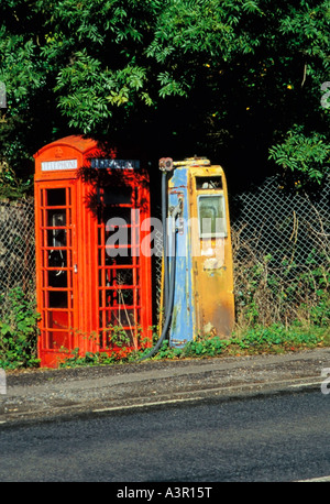 Boîte téléphonique rouge de scène de campagne anglaise et pompe à carburant abandonnée, Suffolk, Angleterre, Royaume-Uni Banque D'Images