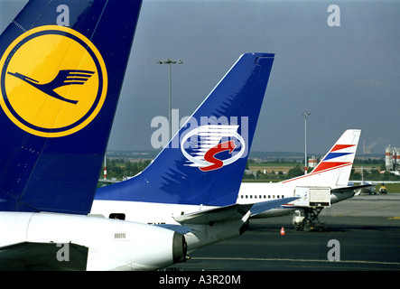 Les ailettes verticales de l'avion avec des logos de compagnies aériennes à l'aéroport de Ruzyne à Prague, République Tchèque Banque D'Images