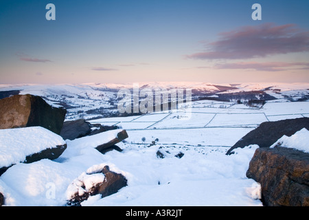 Plus Owler Tor à la vallée, vers l'espoir, Derbyshire Peak District National Park, Angleterre, RU Banque D'Images