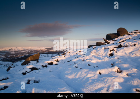 Plus Owler Tor à la vallée vers l'espoir, parc national de Peak District, Derbyshire, Angleterre, RU Banque D'Images