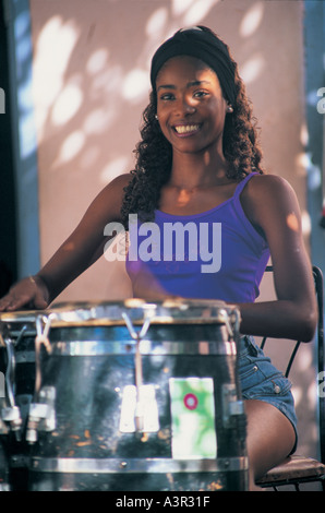 Girl playing drums à Santiago de Cuba Banque D'Images