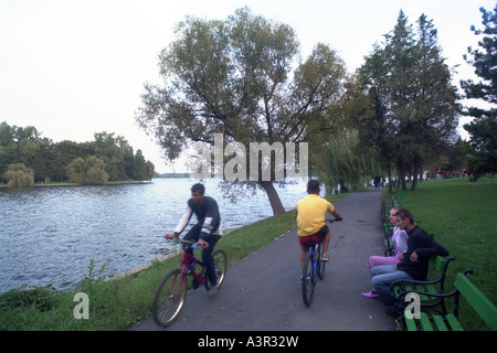 Les gens dans le parc Herastrau Parcul Herastrau () à Bucarest, Roumanie Banque D'Images