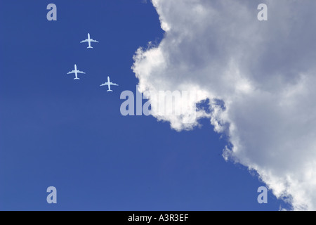 Trois avions de passagers blancs dans le ciel bleu Banque D'Images