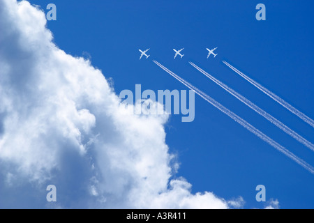 Trois avions de passagers blanc avec des traînées de vapeur dans le ciel bleu Banque D'Images