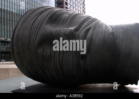 Testa Addormentata sculpture (1983) par l'artiste polonais Igor Mitoraj Canary Wharf à Londres, Angleterre Banque D'Images