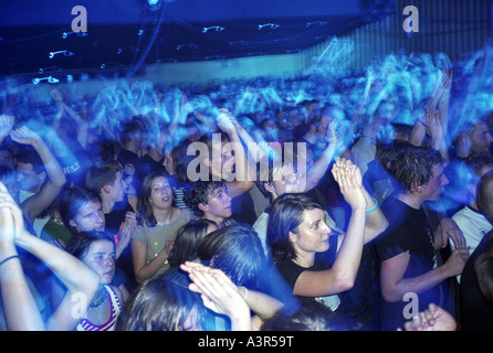 Les adolescents à un concert de rock du groupe Kult à Poznan, Pologne Banque D'Images