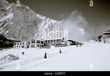 Voyage nature mondiale. Jeunes moines ski à Tengboche monastère dans l'himalaya contreforts des montagnes au Népal en Asie. Envie d'aventure Évasion Banque D'Images