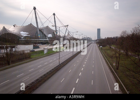 Pas de circulation sur la rue vide au Stade Olympique Munich Haute-bavière Allemagne Banque D'Images