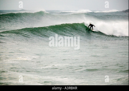 Lone surfer sur la plage de Fistral, Newquay. Banque D'Images