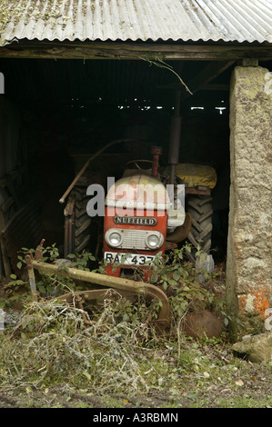 Tracteur à l'abandon dans une grange Banque D'Images