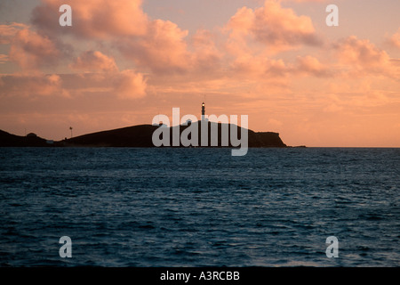 Canal principal avec l'île de Santa Barbara et le phare au coucher de Abrolhos National Marine Sanctuary Bahia Brésil Banque D'Images