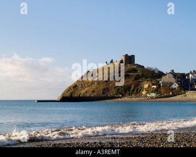 Château du 13ème siècle sur le promontoire rocheux de la plage de l'est dans la baie sur la péninsule de Lleyn Harlech Gwynedd au nord du Pays de Galles Royaume-uni Grande-Bretagne Banque D'Images