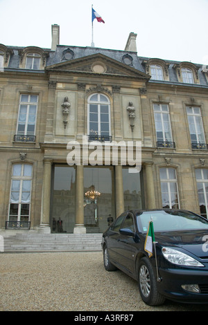 Voiture garée dans la cour de l'Elysée à Paris France Nov 2003 Banque D'Images