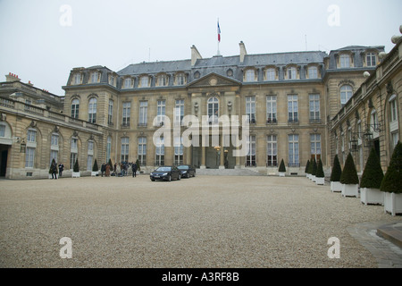 Voiture garée dans la cour de l'Elysée à Paris France Nov 2003 Banque D'Images