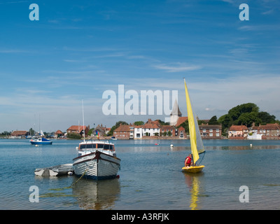 BATEAUX et CANOT JAUNE À VOILE à Bosham Creek dans le port de Chichester Bosham West Sussex Angleterre Banque D'Images