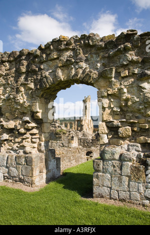 Arche en pierre du XIIe siècle, ruines de l'abbaye cistercienne de Byland dans le parc national de North York Moors North Yorkshire England UK Banque D'Images