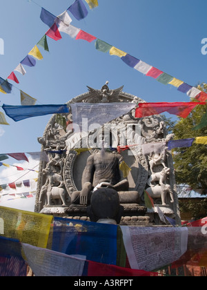 BUDDHA SHRINE décorée de drapeaux de prières à Namobuddha Stupa à contreforts himalayens Panauti Vallée de Katmandou au Népal Banque D'Images