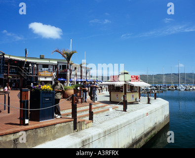 KNYSNA QUAYS nouvel aménagement des rives avec restaurants commerces et port de plaisance dans le lagon, Western Cape Afrique du Sud Knysna Banque D'Images