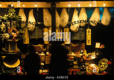 Paxton et Whitfield célèbre fromagerie London Cheesemonger Noël vitrine shopping Jeremy Street 2000S UK HOMER SYKES Banque D'Images