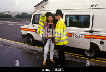 Policier en service Westminster Bridge Londres a sa photo prise avec une touriste japonaise britannique des années 1992 1990 HOMER SYKES Banque D'Images