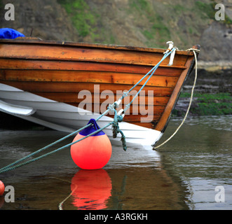 Bateau de pêche amarrés sur Robin Hoods Bay Beach Banque D'Images