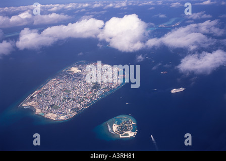 Maldives vue aérienne de la capitale Malé ville insulaire située sur l'atoll Kaafu. La petite île est Funadhoo Island. Maldives, Océan Indien Banque D'Images