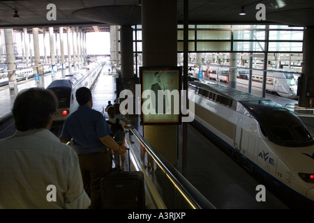 Les passagers l'accès à des plates-formes de trains à grande vitesse AVE Atocha Madrid Espagne Banque D'Images