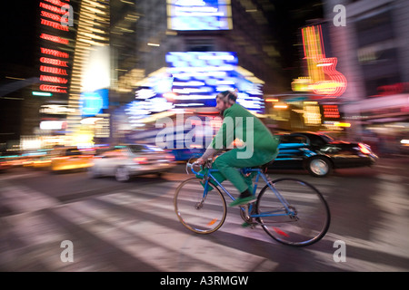 Un homme monté sur un vélo à Times Square, New York, USA Banque D'Images