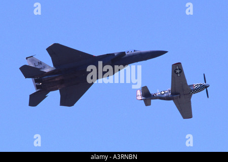 Boeing F-15C Eagle & P-51D Mustang afficher à Fairford RIAT Banque D'Images