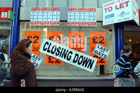 Une FERMETURE BRITISH HIGH STREET SHOP RE RÉCESSION RÉCESSION SHOPPING SHOPPING LAISSER ARRÊTER LA HAUSSE DES LOYERS LOCATIFS ETC,UK. Banque D'Images