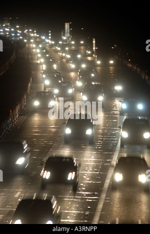 Une longue autoroute M6 PLEIN DE PILOTES DE NUIT.RE EMBOUTEILLAGES COÛT RÉDUIT LES FILES D'AUTOMOBILISTES VISION SÉCURITÉ ROUTIÈRE VISIBILITÉ ETC UK Banque D'Images