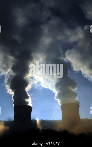 COALBROOKDALE POWER STATION TOWERS dans le Shropshire, Angleterre RE LES COÛTS ENVIRONNEMENTAUX DE LA POLLUTION DE COMBUSTIBLE DE CHAUFFAGE CHANGEMENT CLIMATIQUE FUMÉE UK Banque D'Images