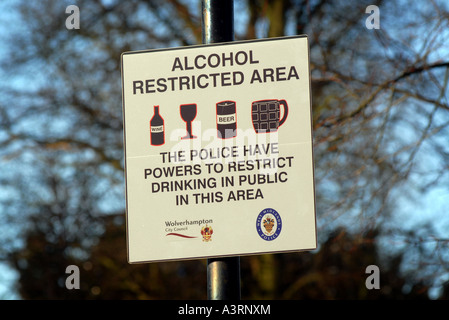 PANNEAU DE ZONE À ALCOOL RESTREINT BRITANNIQUE SUR LE MONTANT DE LA LAMPE AU ROYAUME-UNI Banque D'Images