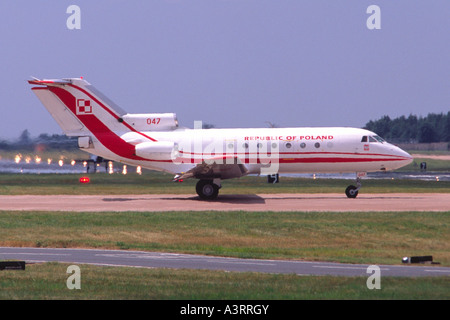 Yakovlev Yak 40 exploités par 36 SPLT de l'Armée de l'Air polonaise taxiing à RAF Fairford Banque D'Images