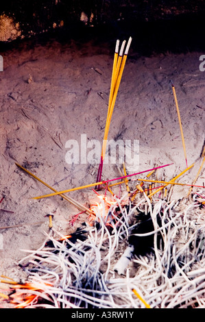 Photographie de l'encens brûlant dans une grande casserole à monastère Po Lin sur l'île de Lantau à Hong Kong 2006 Banque D'Images