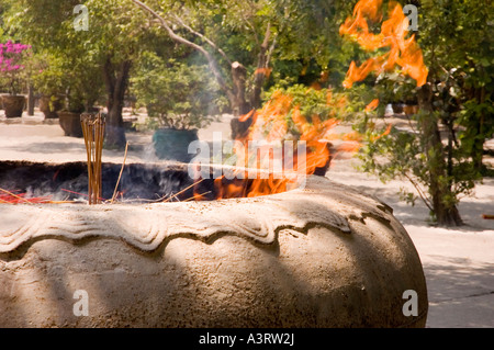 Photographie de l'encens brûlant dans une grande casserole à monastère Po Lin sur l'île de Lantau à Hong Kong 2006 Banque D'Images