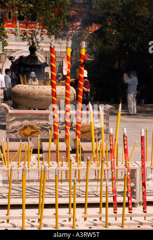 Stock photo d'encens brûlant au monastère Po Lin sur l'île de Lantau à Hong Kong 2006 Banque D'Images