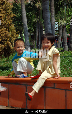 Stock photo d'enfants à Saigon Vietnam 2005 Banque D'Images