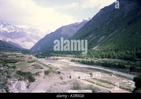 Vue le long de la vallée de Sangla Chitkul village menant vers l'école locale et la frontière avec le Tibet Banque D'Images