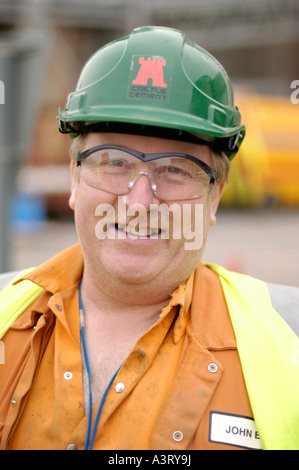 Travailleur masculin à Castle Cement Factory Padeswood près de Broughton dans le Nord du Pays de Galles UK - wearing hard hat et lunettes de sécurité Banque D'Images